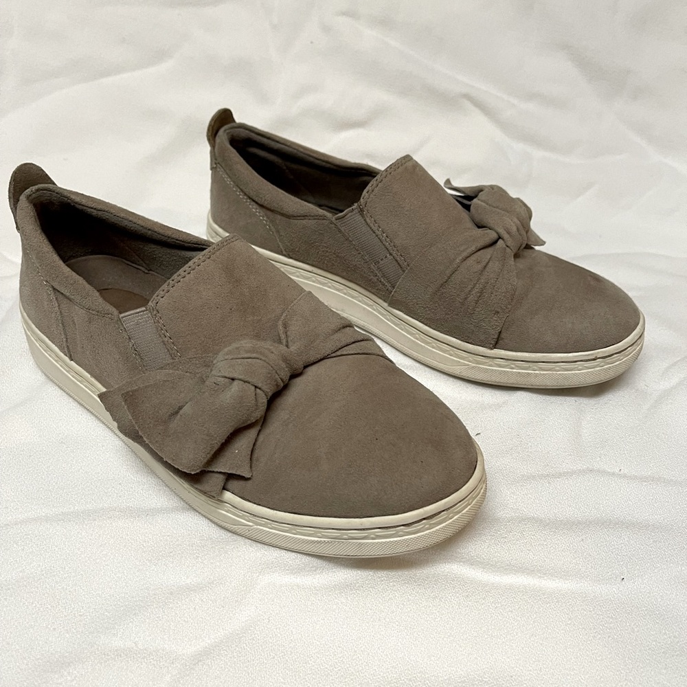 Earth Zoey Ginger bow taupe beige suede slip on sneakers shoes size 7B